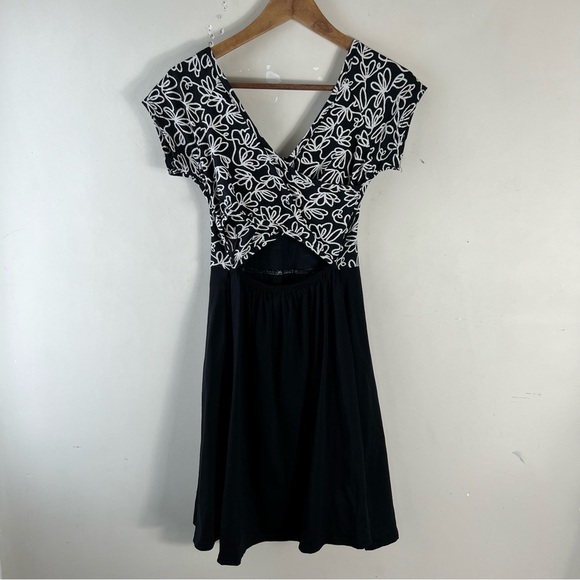 PACT Organic Cotton Fit And Flare Dress Black/White peekaboo Back Size Small - Picture 7 of 13